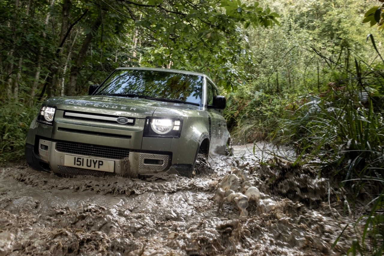 Land Rover Defender PHEV ทางรอดคนอยากลักซูรี่ SUV แบบไม่ต้องไฟฟ้าล้วน