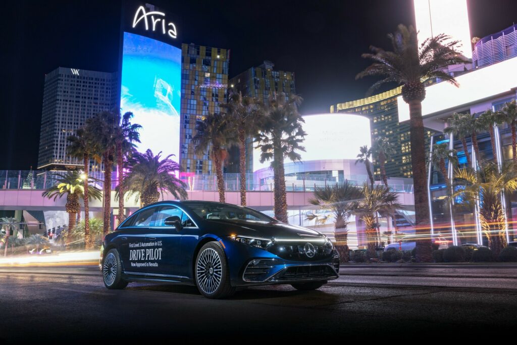 ศึก Robotaxi เดือดใน North America เมื่อ Tesla และ Waymo เร่งปล่อยรถไร้คนขับ