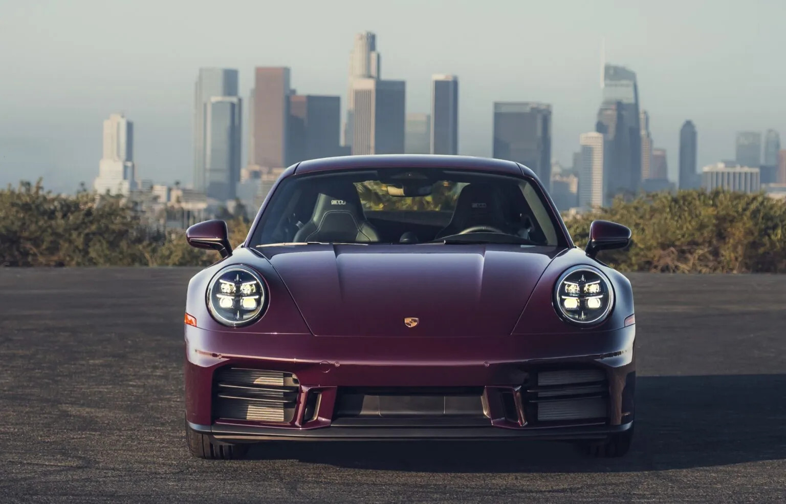 ทำไมการคืนชีพเกียร์ธรรมดาใน Porsche 911 Carrera S ทำให้คนขับเฮกันทั้งวงการ
