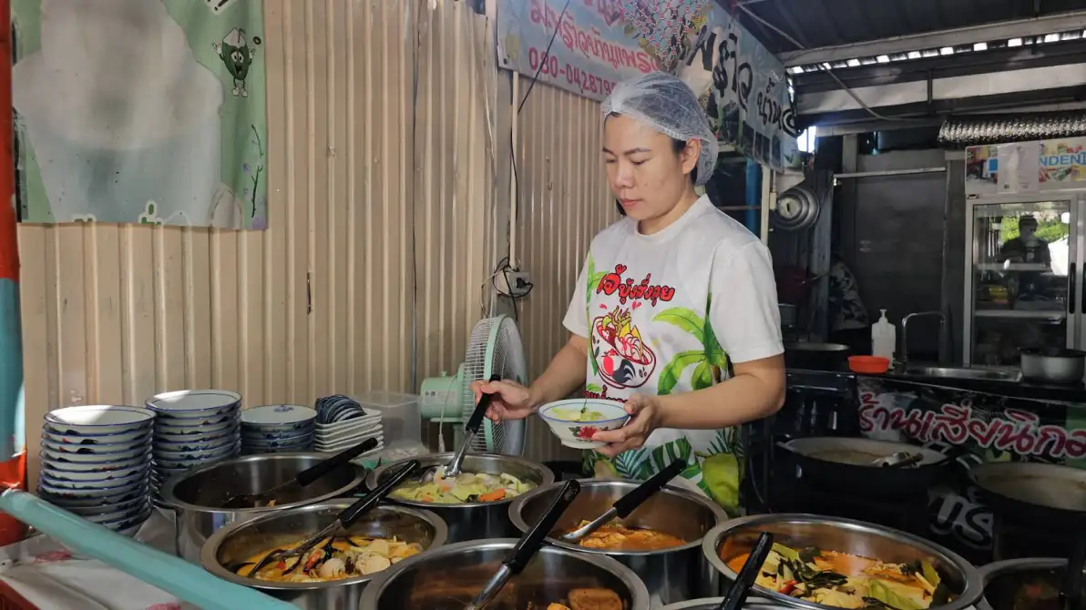 ร้านเล็กริมถนนตรึงราคาเบาๆ ท่ามกลางเงินเฟ้อ