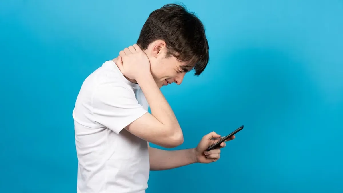 Text Neck ทำลายคอก่อนวัย ปรับท่าเล่นมือถือวันนี้ดีกว่าเสียใจทีหลัง