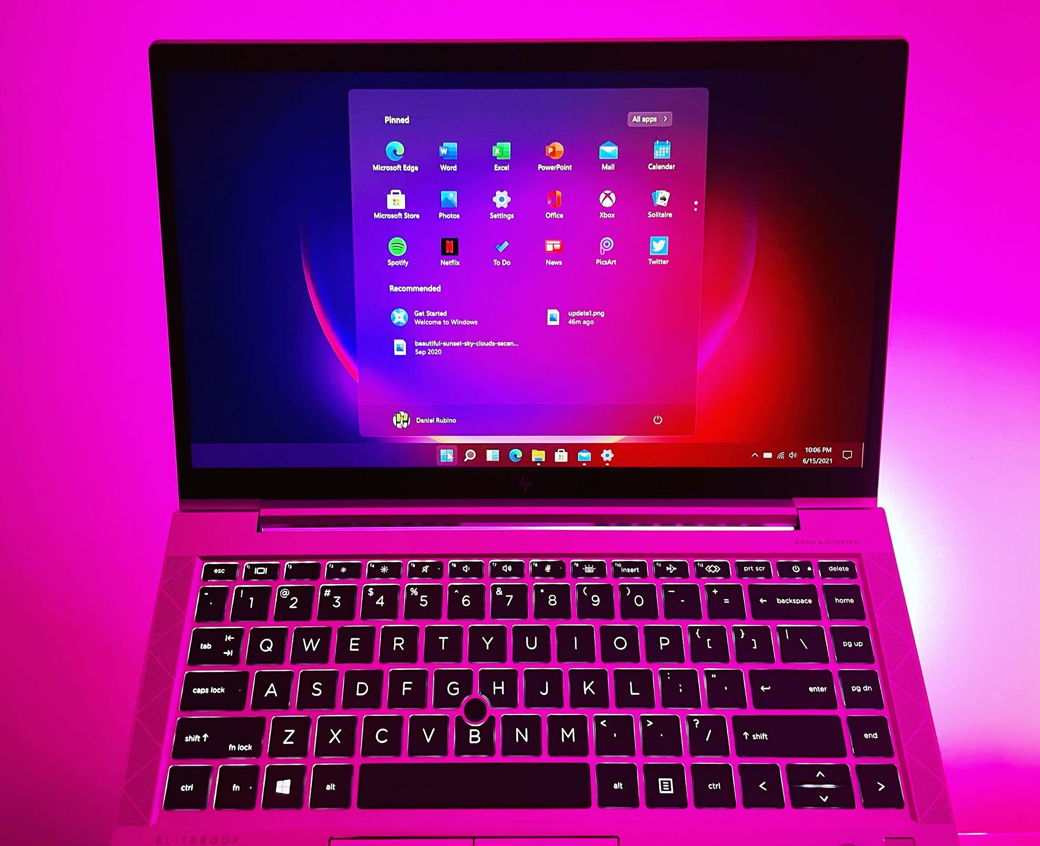 Windows 11 คืนอำนาจปรับแต่งให้ผู้ใช้: ทาสก์บาร์ย้ายได้ เมนูเริ่มใหม่หมด