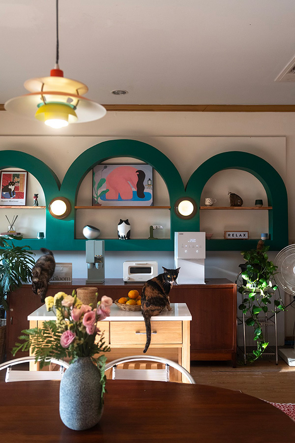 สร้างห้องนั่งเล่น Mid-Century Modern อบอุ่น ใช้ไม้และแสงอย่างมีสไตล์