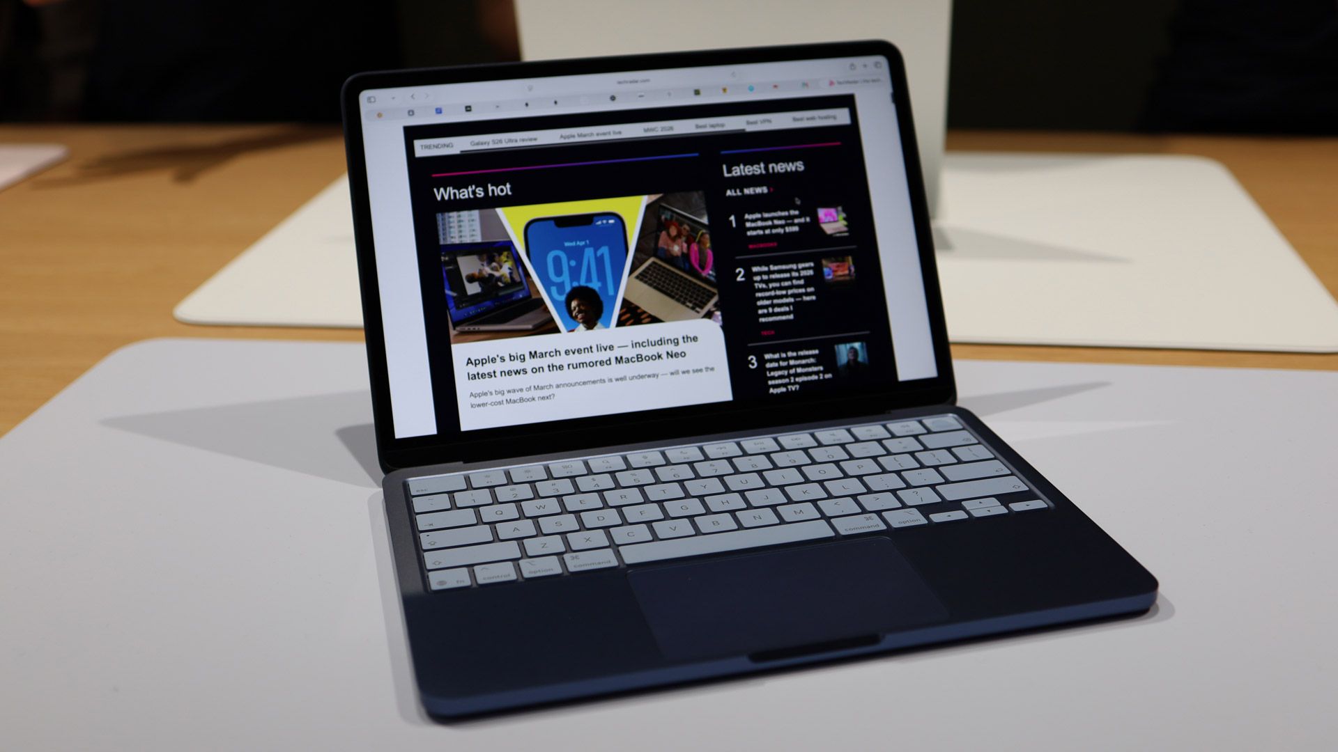 MacBook Pro ลด ราคา คุ้มหรือไม่ เทียบดีล MacBook Air และ MacBook Neo