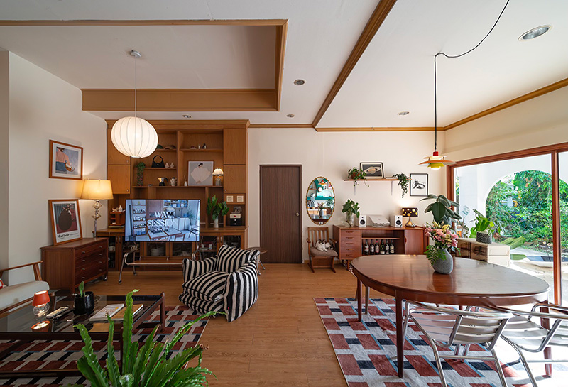 สร้างห้องนั่งเล่น Mid-Century Modern อบอุ่น ใช้ไม้และแสงอย่างมีสไตล์