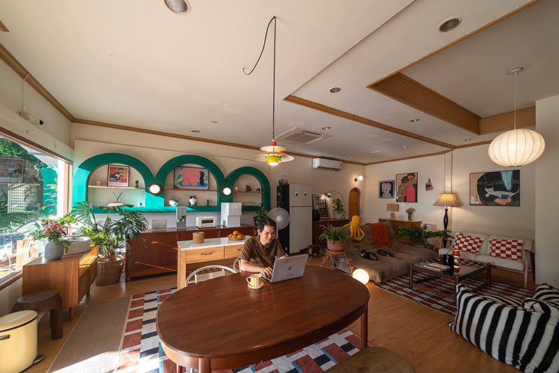 สร้างห้องนั่งเล่น Mid-Century Modern อบอุ่น ใช้ไม้และแสงอย่างมีสไตล์