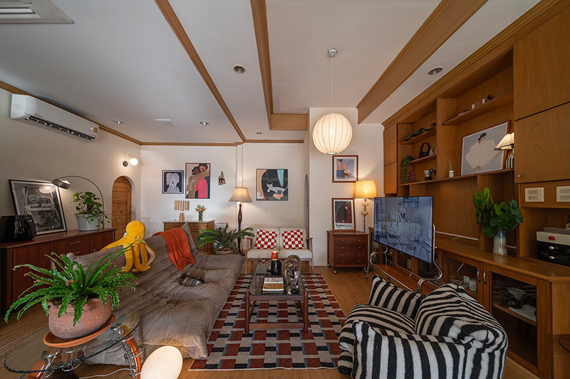 สร้างห้องนั่งเล่น Mid-Century Modern อบอุ่น ใช้ไม้และแสงอย่างมีสไตล์