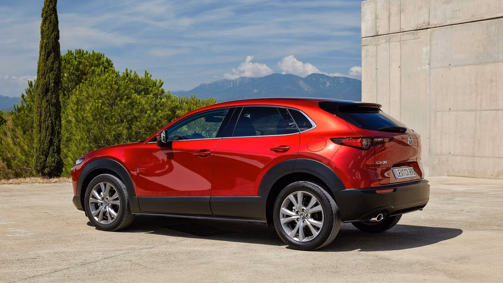 Hybrid SUV หรือซีดานพรีเมียม แบบไหนคุ้มค่ากว่าสำหรับสายประหยัด