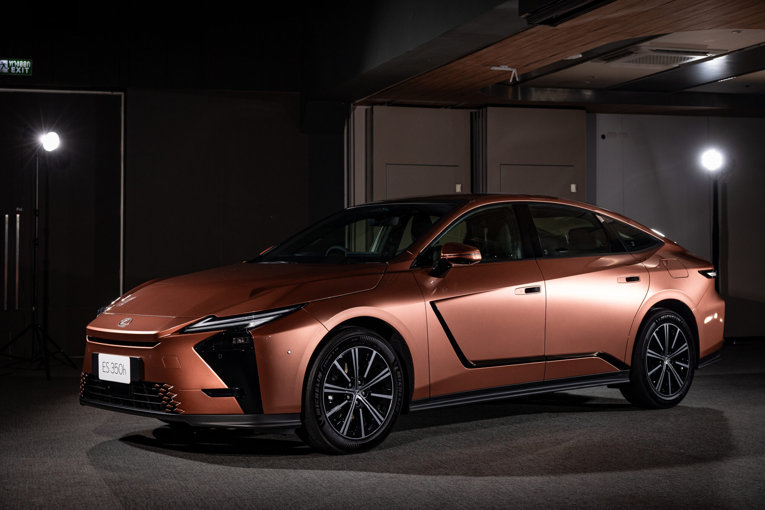 เจาะกลยุทธ์ใหม่ Lexus ES เจน 8 ซีดานหรูพรีเมียมสายไฮบริดและอีวี