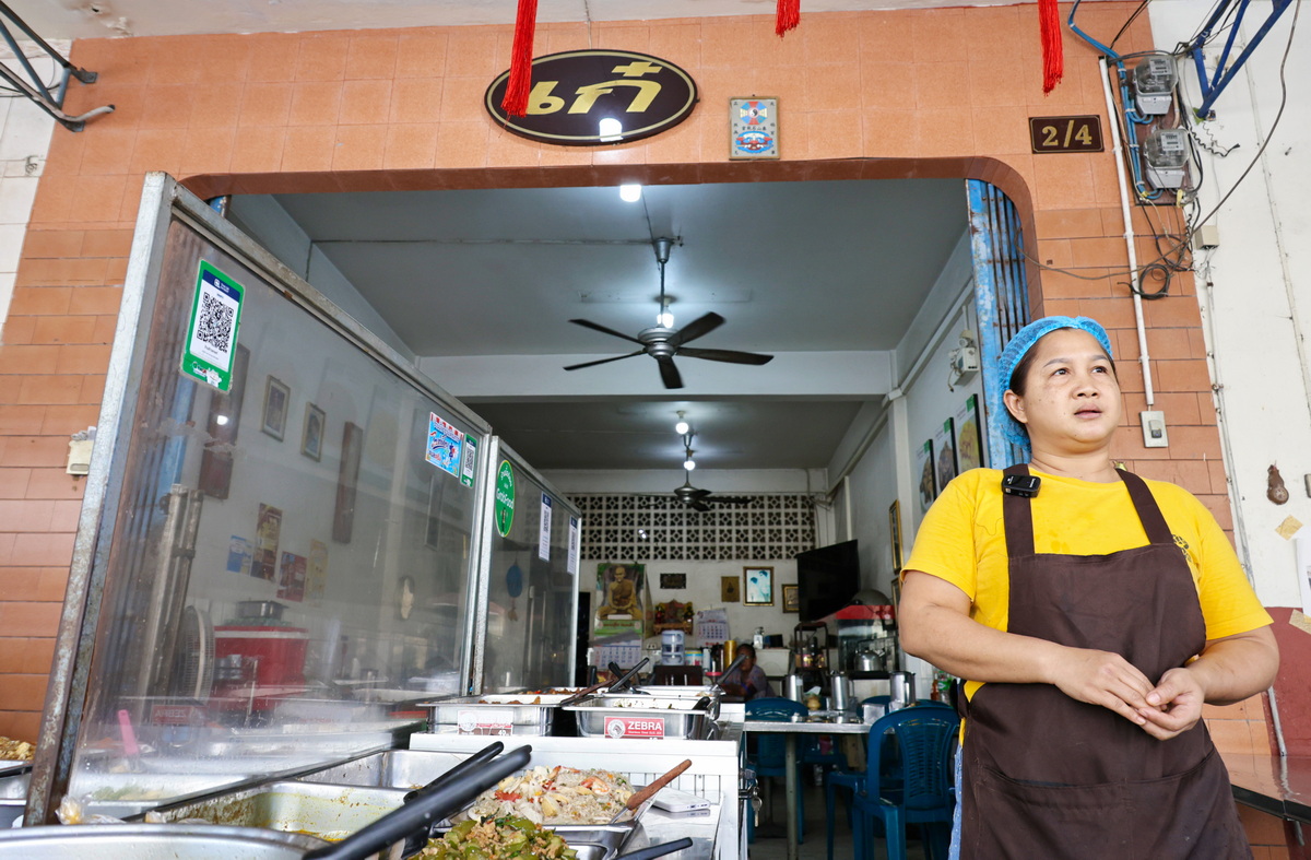 ร้านเล็กริมถนนตรึงราคาเบาๆ ท่ามกลางเงินเฟ้อ