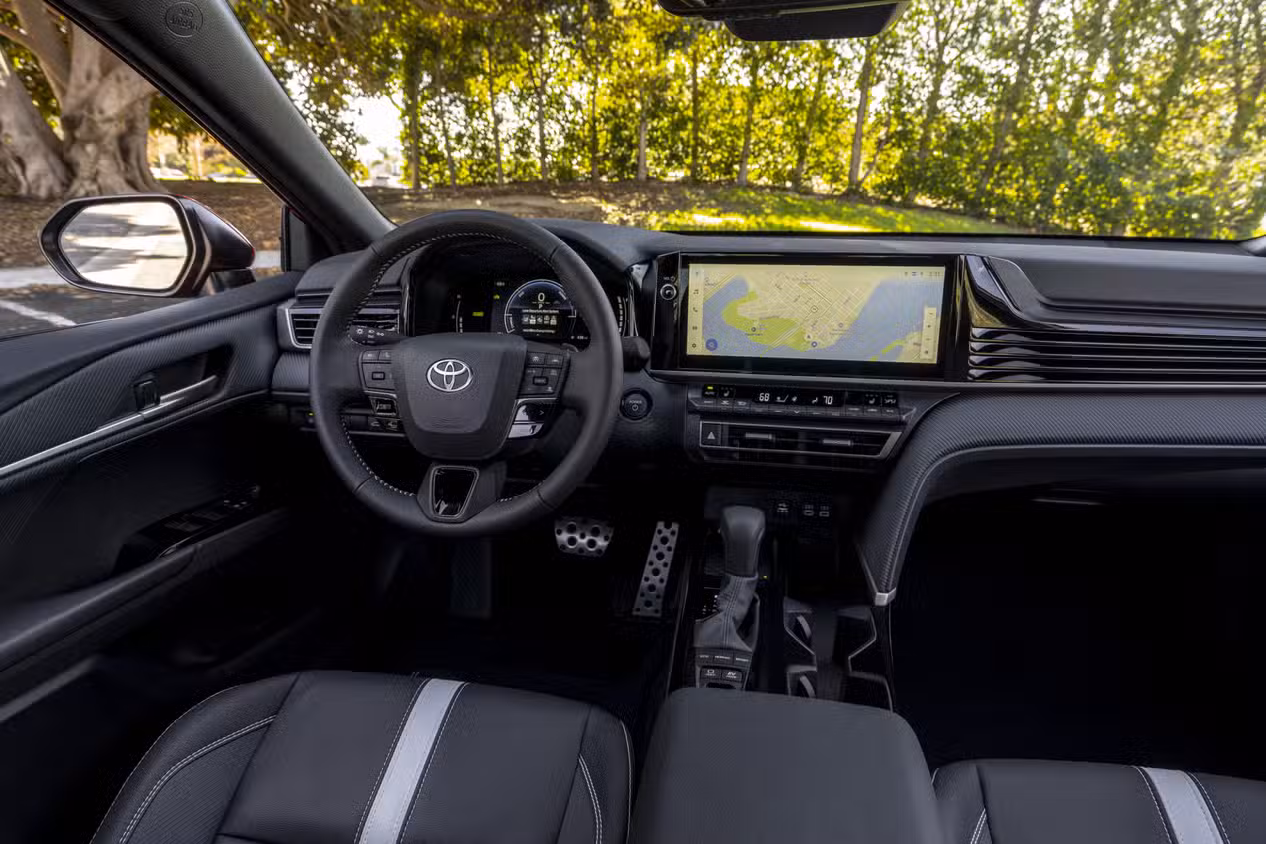 รถซีดานพรีเมียม ราคาถูก เลือก Toyota Crown หรือ Camry ดีกว่ารถหรูแบรนด์ดังอย่างไร