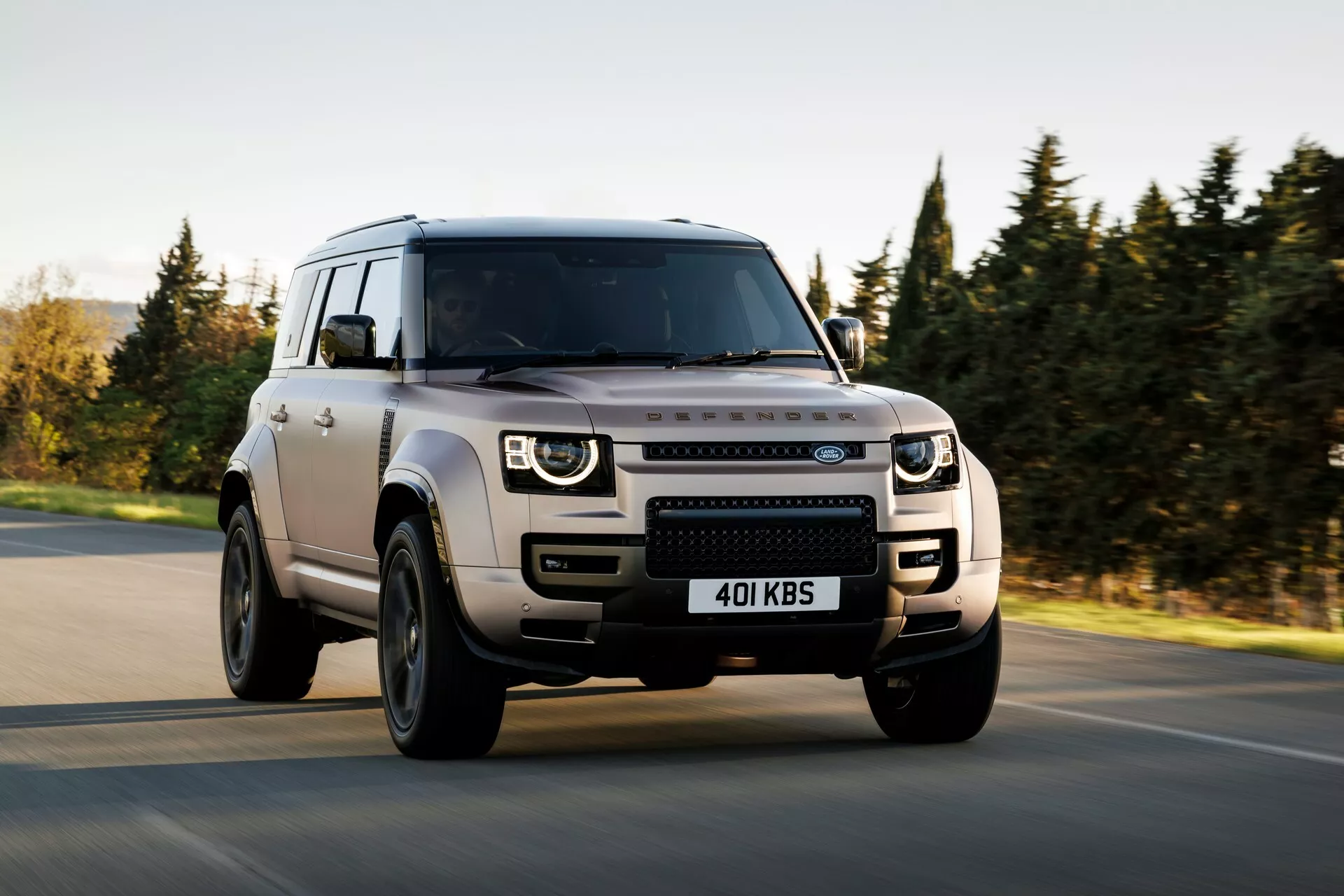 Land Rover Defender PHEV ทางรอดคนอยากลักซูรี่ SUV แบบไม่ต้องไฟฟ้าล้วน