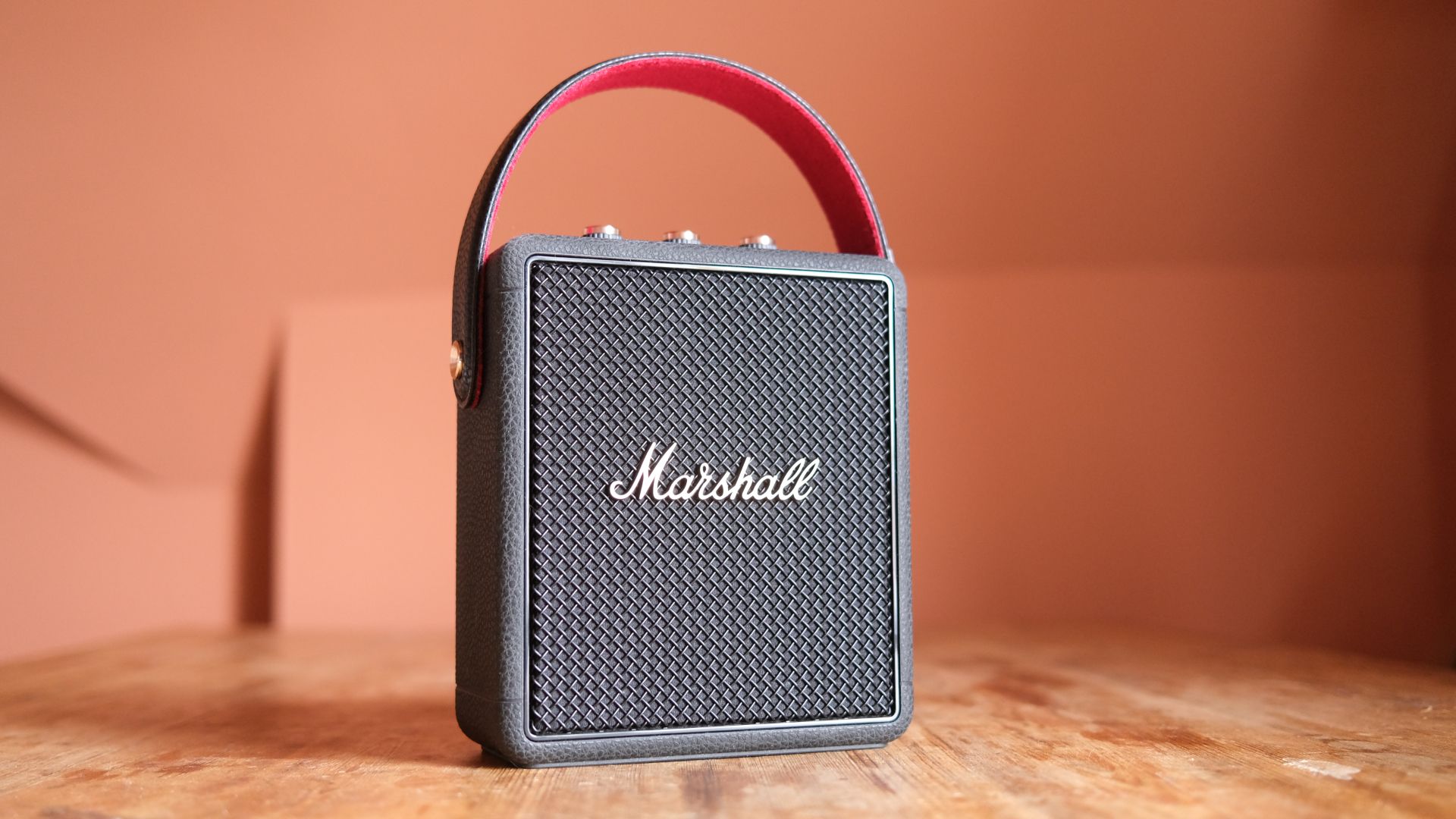 Marshall Stockwell III vs JBL Go 5 เลือกลำโพงพกพาแบบไหนให้ตรงสไตล์