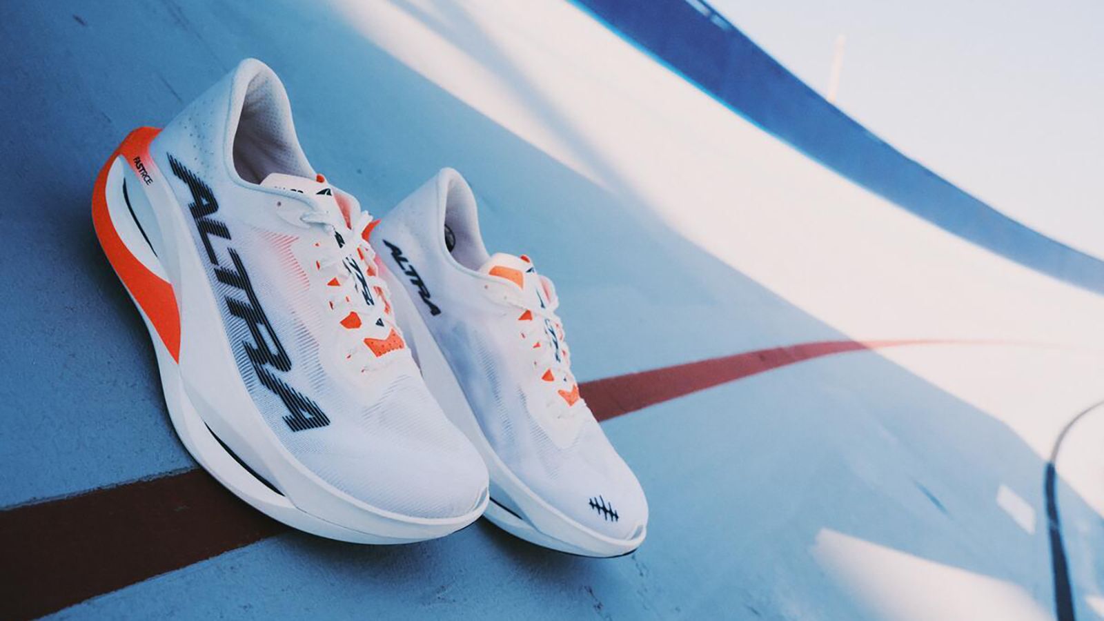 รองเท้าวิ่ง super-trainer ศึกโฟมและแผ่นคาร์บอนจาก New Balance, Adidas และ Altra