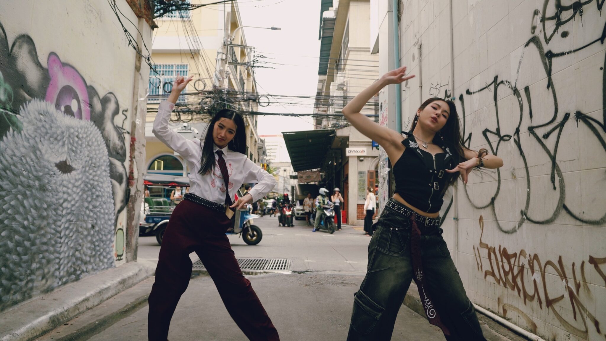 นุ่น-แพรวา ปลดล็อกซิงเกิลดูโอ T-POP พลังสายมู “มานี่มา”