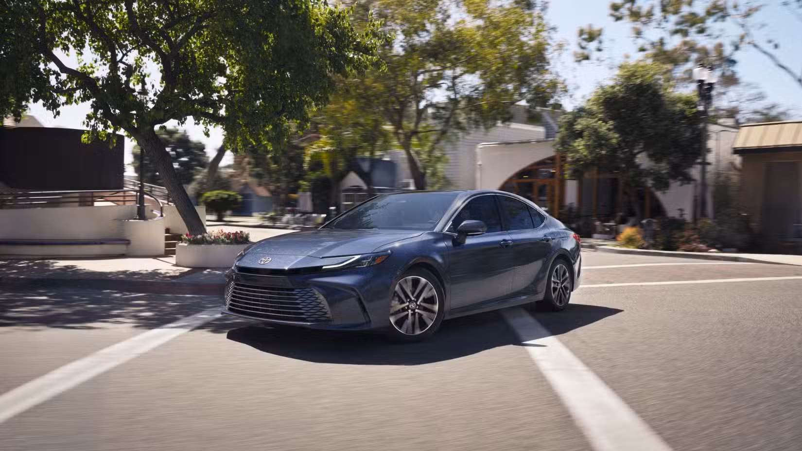 รถซีดานพรีเมียม ราคาถูก เลือก Toyota Crown หรือ Camry ดีกว่ารถหรูแบรนด์ดังอย่างไร