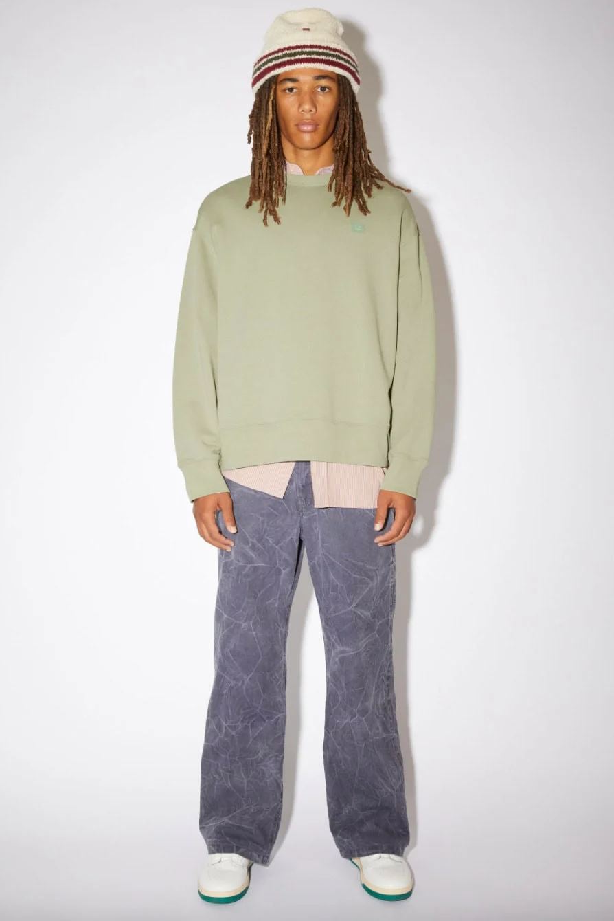 สไตลิ่งเสื้อ Oversized และกางเกง Cargo ให้คูลแบบมือโปร
