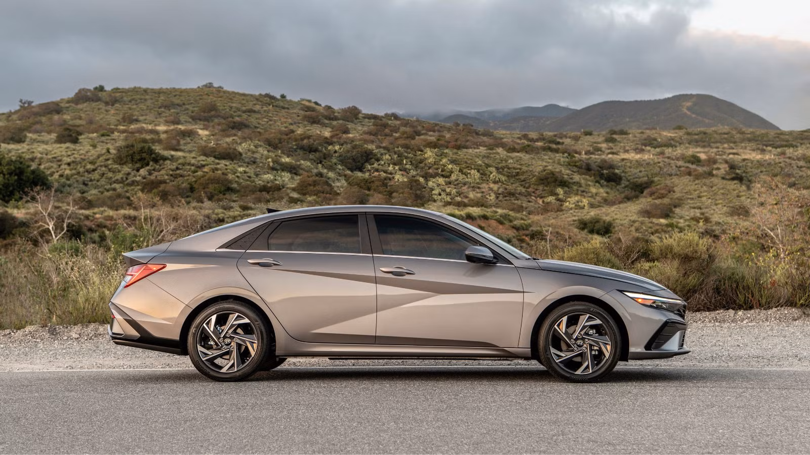 Hybrid SUV หรือซีดานพรีเมียม แบบไหนคุ้มค่ากว่าสำหรับสายประหยัด