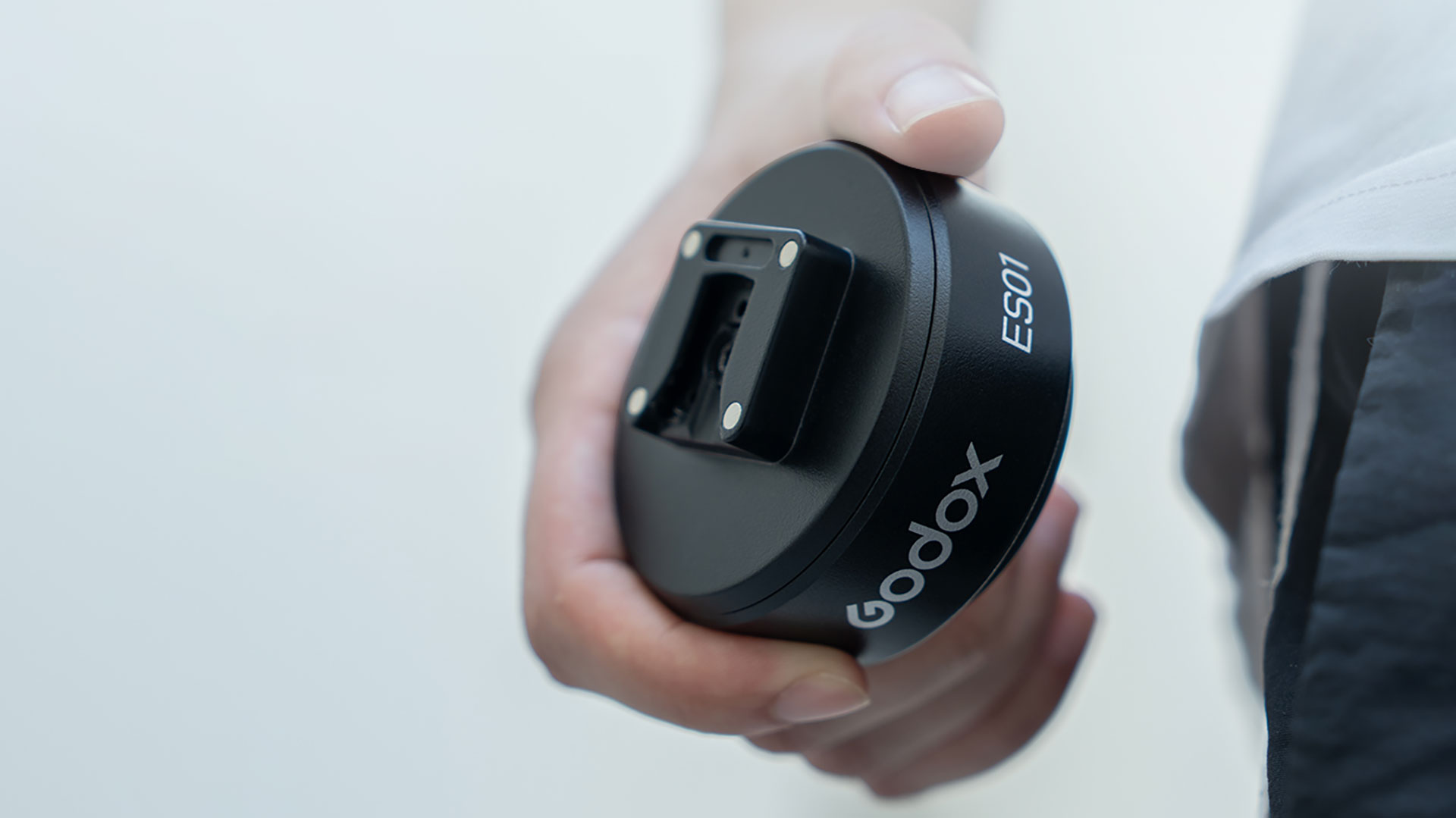 ที่ยึดแสง motorized จาก Godox พลิกเกมการตั้งไฟสตูดิโอคอมแพกต์