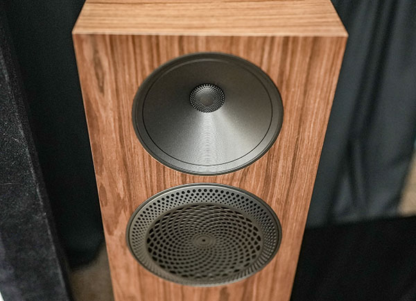 ลำโพงอิเล็กโทสแตติกระดับเรฟเฟอเรนซ์ MartinLogan Renaissance ESL 15A สำหรับสายคลาสสิกและแจ๊สจริงจัง