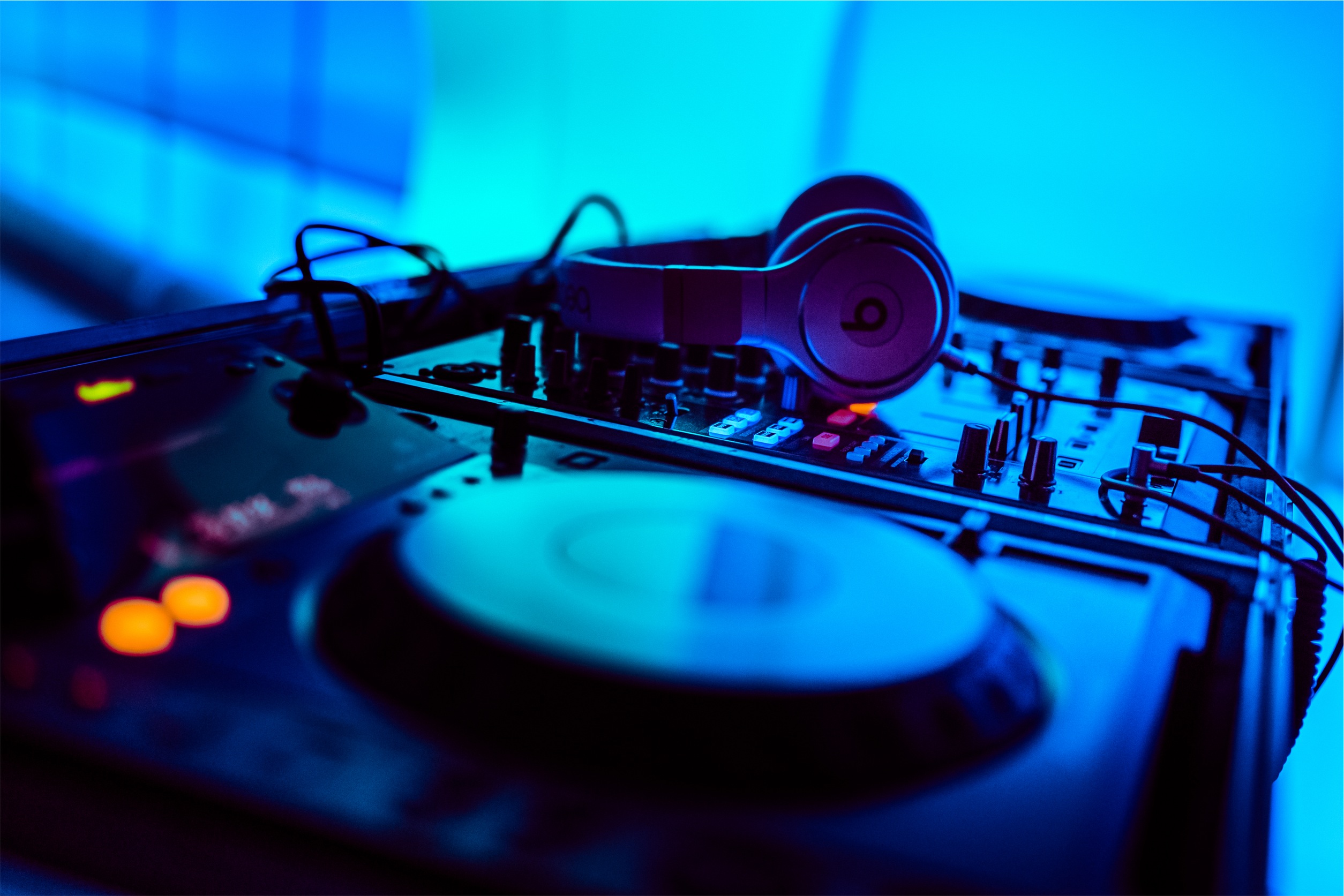 หูฟัง Beats 360 ท้าชน WH-1000XM5 ในเกม ANC และไลฟ์สไตล์สายแอคทีฟ