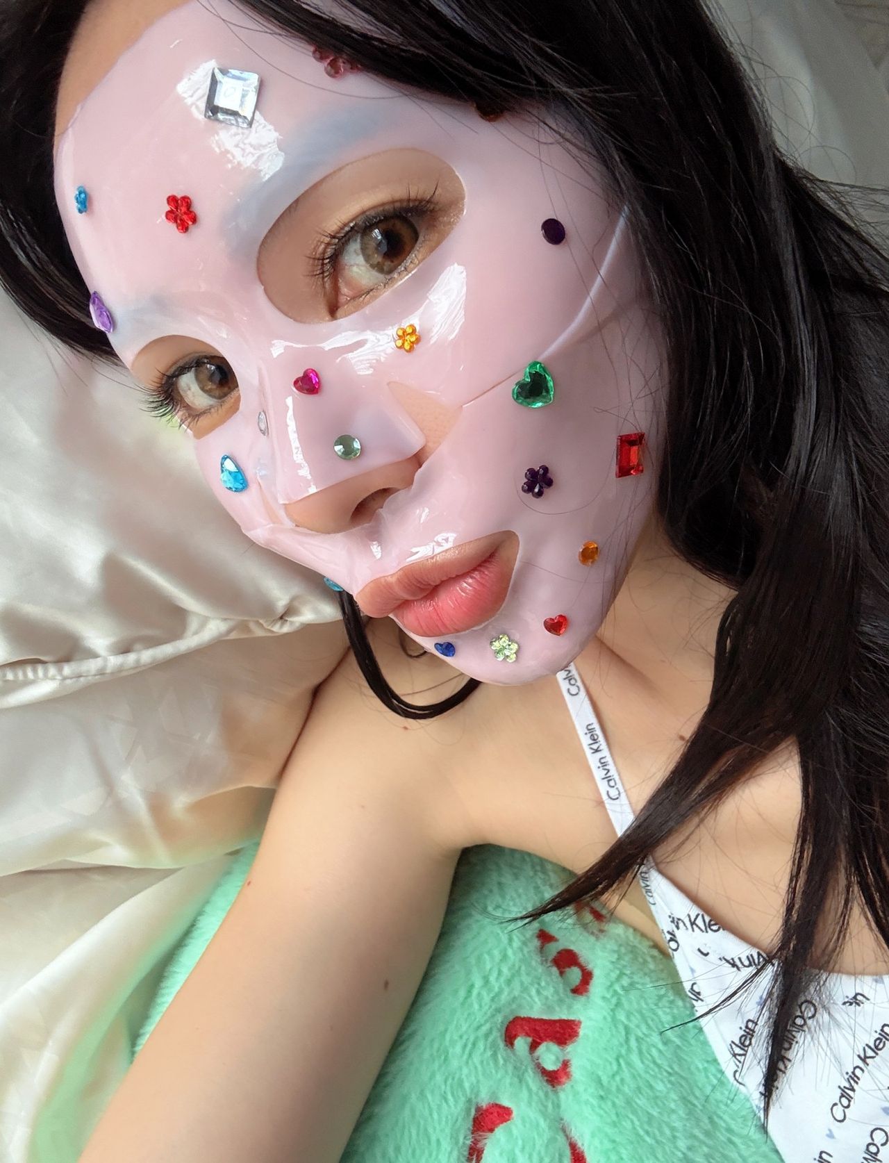 ติดคริสตัลบนหน้า: เทรนด์ Bedazzle ที่เปลี่ยนเมคอัพให้วิบวับแบบมีสไตล์