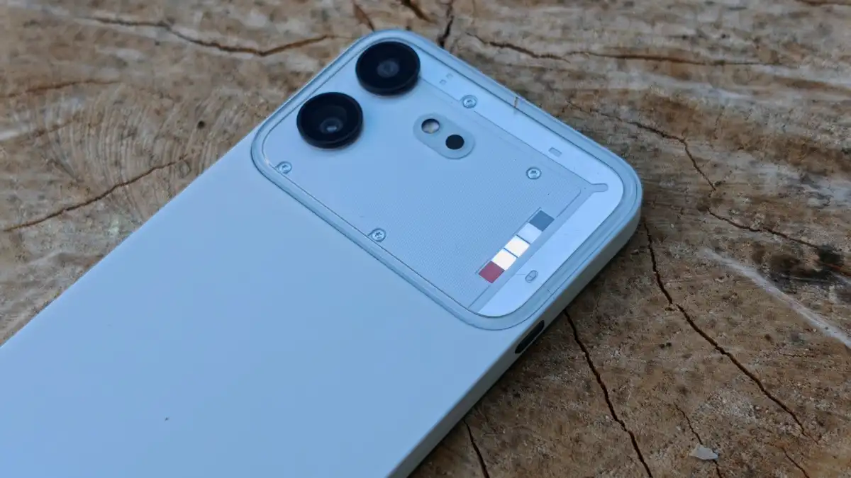 ดีไซน์โปร่งใสท้าชนรุ่นกลาง: รีวิว Nothing Phone (4b)