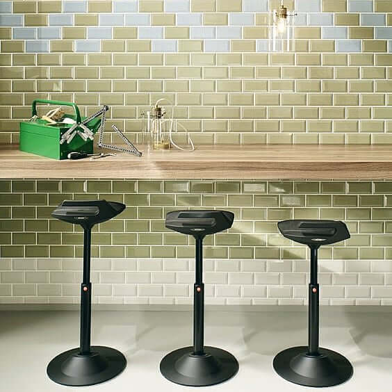 Active Seating และเก้าอี้สตูลแบบ Ergonomic ที่ต่อสะพานระหว่างนั่งและยืนทำงาน