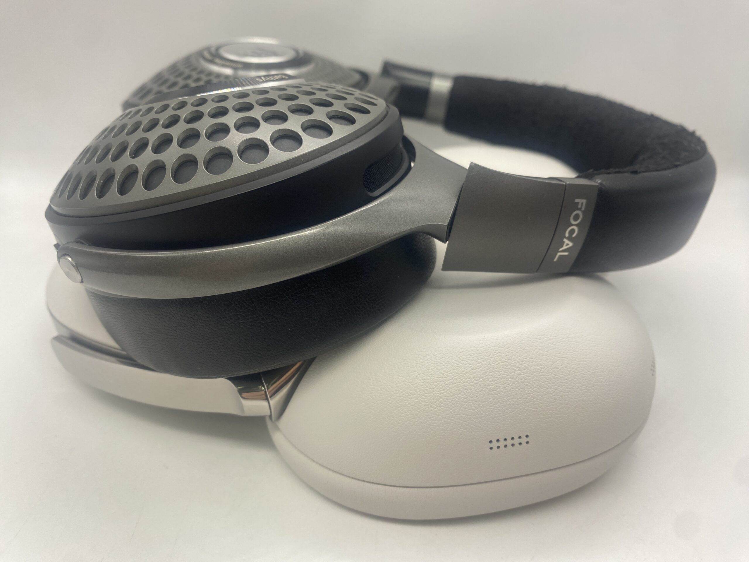 เปรียบเทียบหูฟังหรูหรา Sony Focal Bowers & Wilkins ศึกคุณภาพเสียงไร้สายระดับ premium