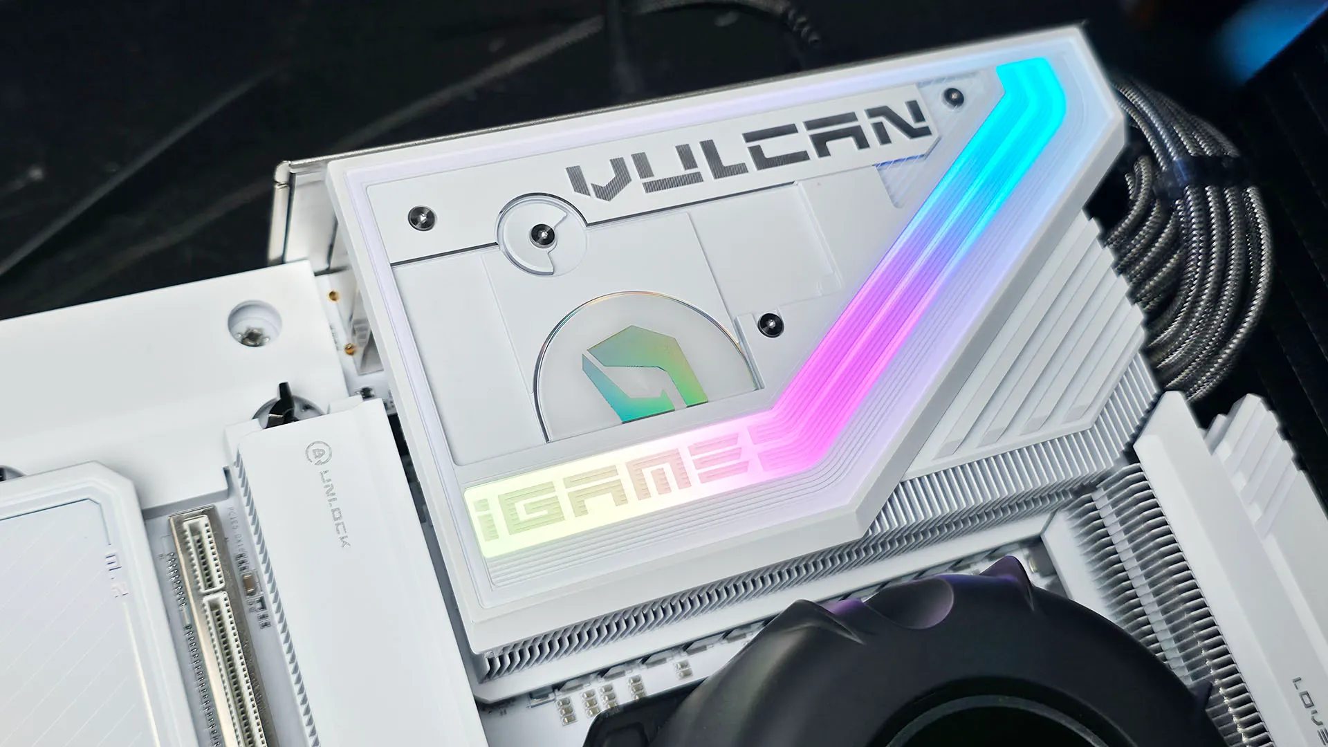 รีวิว Colorful iGame X870E VULCAN W OC แพลตฟอร์มขาวล้วนเพื่อสายโอเวอร์คล็อกสุดขอบ