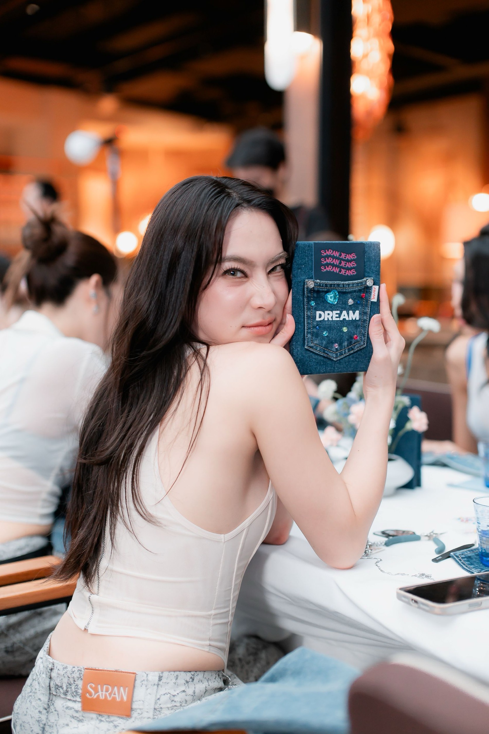 ยีนส์ SARAN Sandy จากแรงบันดาลใจธรรมชาติสู่แฟชั่นเหตุการณ์