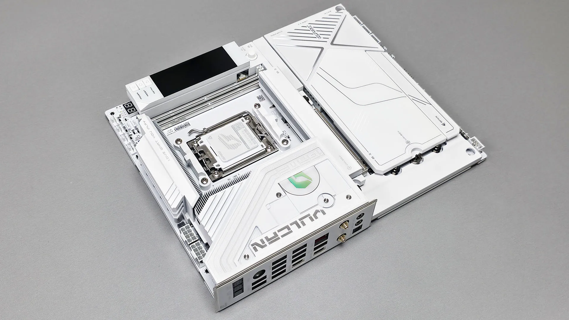 รีวิว Colorful iGame X870E VULCAN W OC แพลตฟอร์มขาวล้วนเพื่อสายโอเวอร์คล็อกสุดขอบ