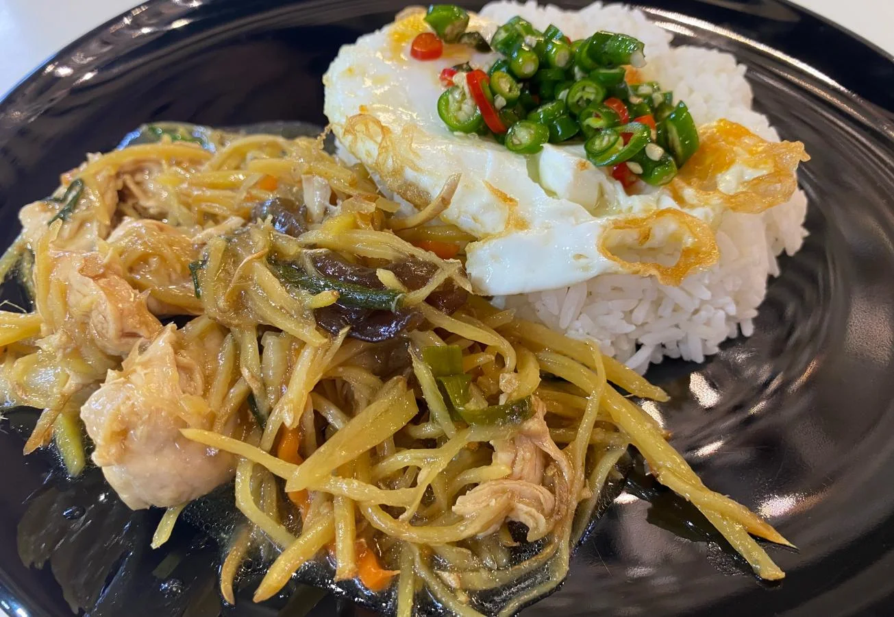ตลาดสดและสตรีทฟู้ดเก่าแก่ เรื่องราวรสชาติที่คนท้องถิ่นไม่ยอมให้หายไป