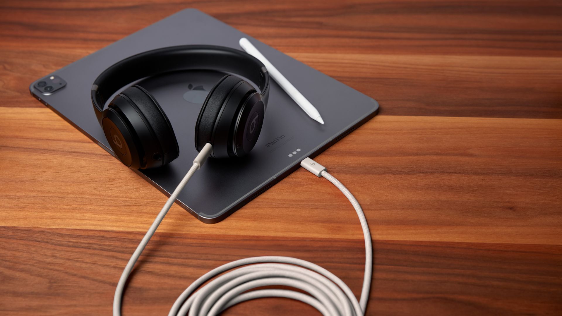 หูฟัง Beats 360 ท้าชน WH-1000XM5 ในเกม ANC และไลฟ์สไตล์สายแอคทีฟ