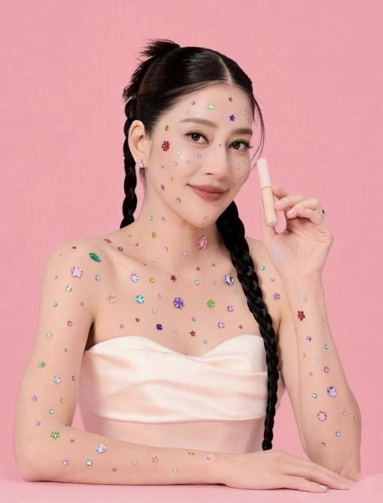 คริสตัลและ Rhinestone ครองวงการ แฟชั่น Bedazzled แทนที่ความมินิมอล