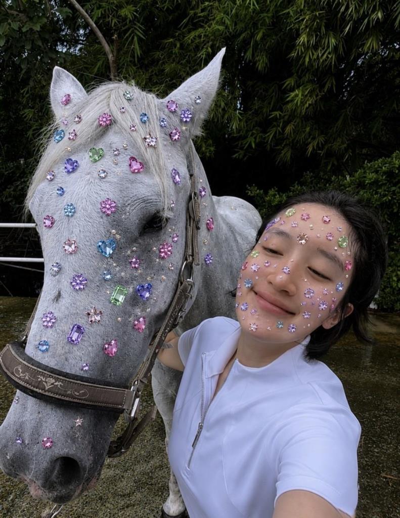 Sparkle Maximalism ยุคใหม่ แฟชั่น Y2K วิบวับที่ Gen Z ใช้เพชรแต่งได้ทุกอย่าง