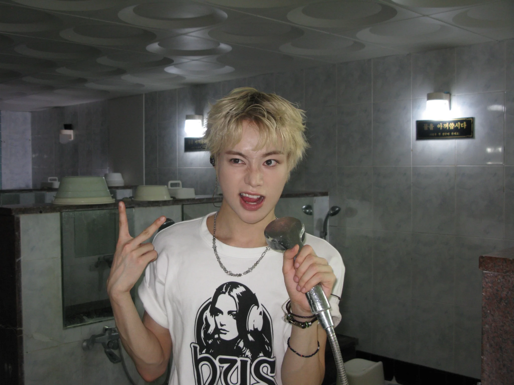 คลื่นใหม่ K-Pop โซโล่และซิงเกิลกลุ่มที่มั่นใจจาก TEMPEST ฮันบิน และ CIR*CRL