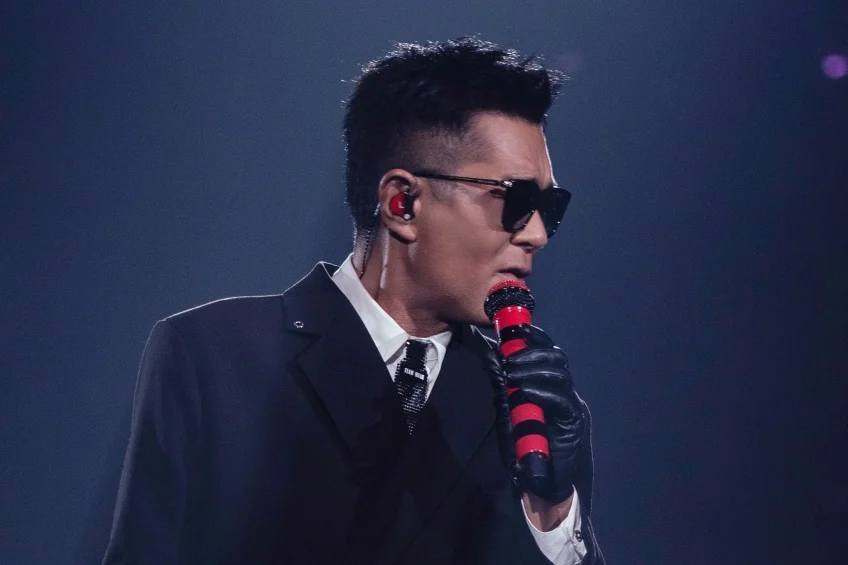ชุดสูทดีไซเนอร์ที่เปลี่ยนเวทีคอนเสิร์ตกู่เทียนเล่อให้กลายเป็นโมเมนต์แฟชั่นระดับโลก
