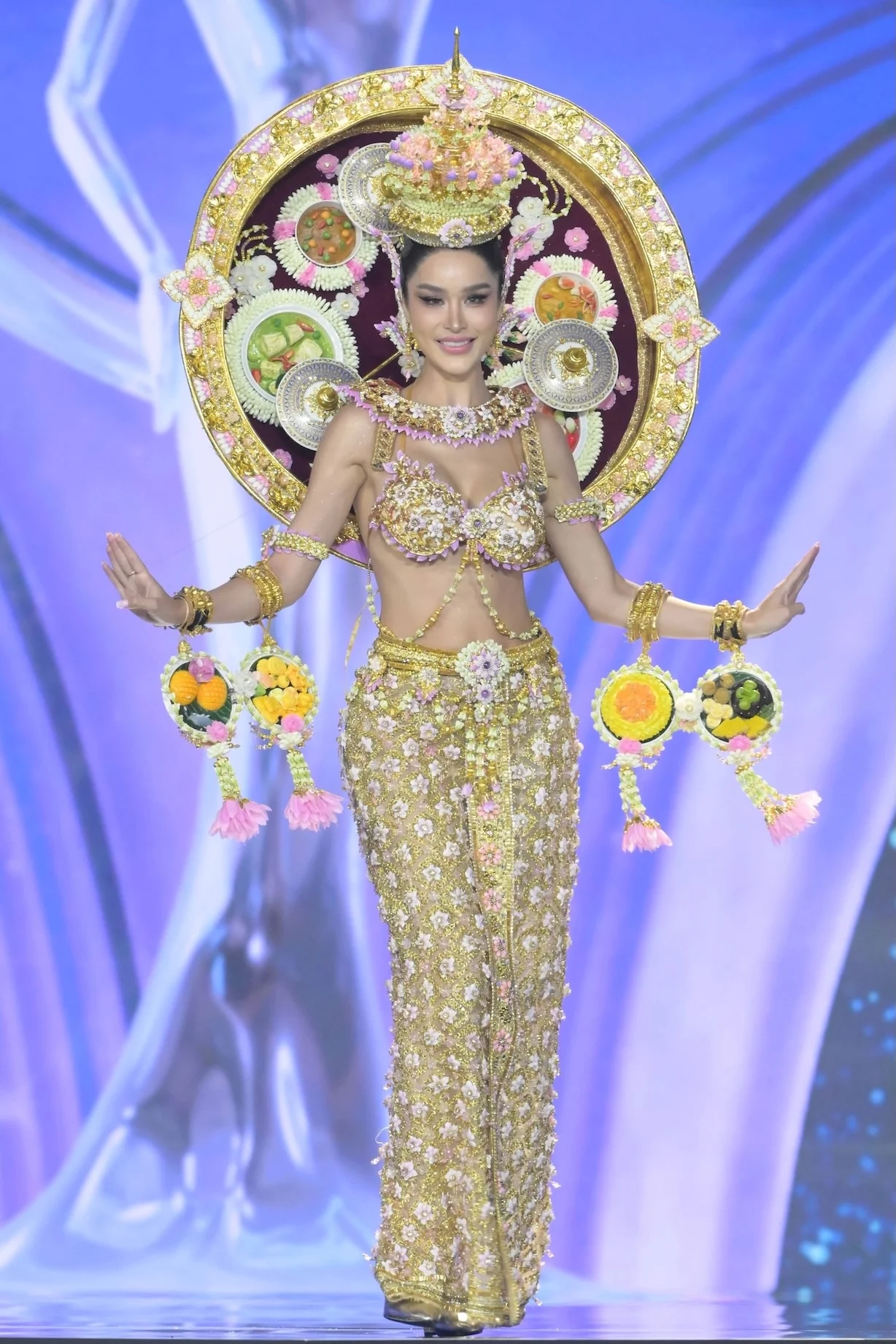 77 ชุดประจำชาติ Miss Universe เปลี่ยนเวทีเป็นสำรับแฟชั่นอาหารและผลไม้