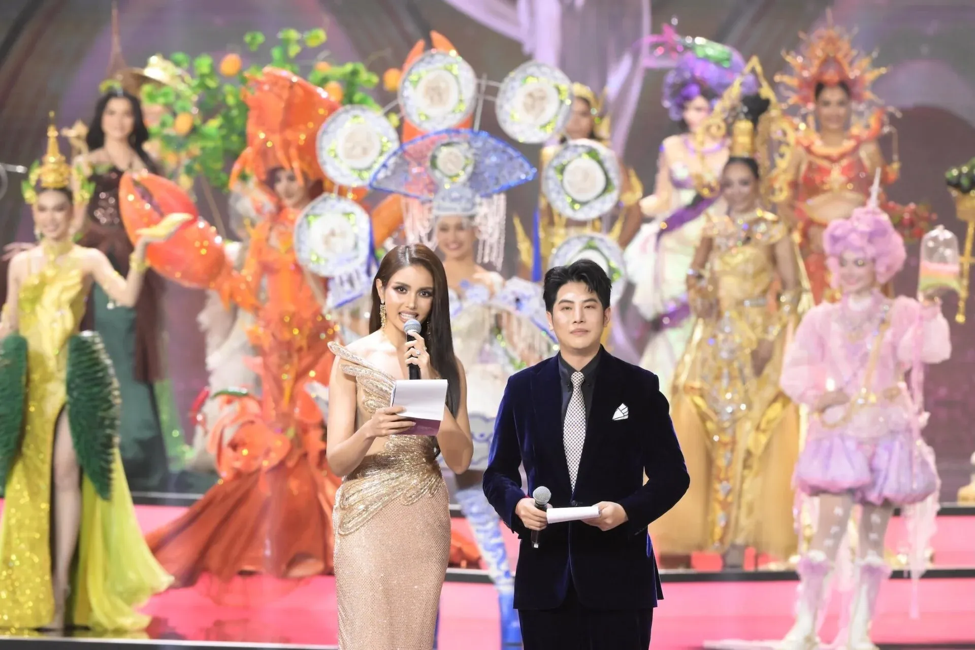 77 ชุดประจำชาติ แปลงสำรับอาหารเป็นอาภรณ์โอต์กูตูร์