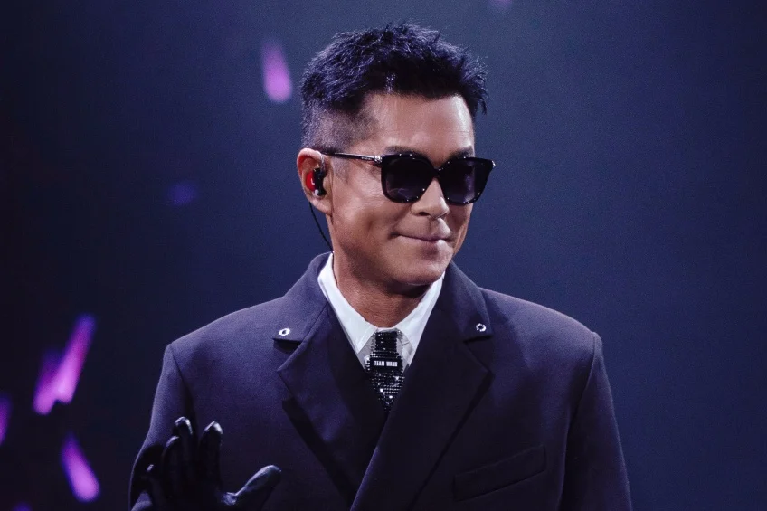 ชุดสูทดีไซเนอร์ที่เปลี่ยนเวทีคอนเสิร์ตกู่เทียนเล่อให้กลายเป็นโมเมนต์แฟชั่นระดับโลก