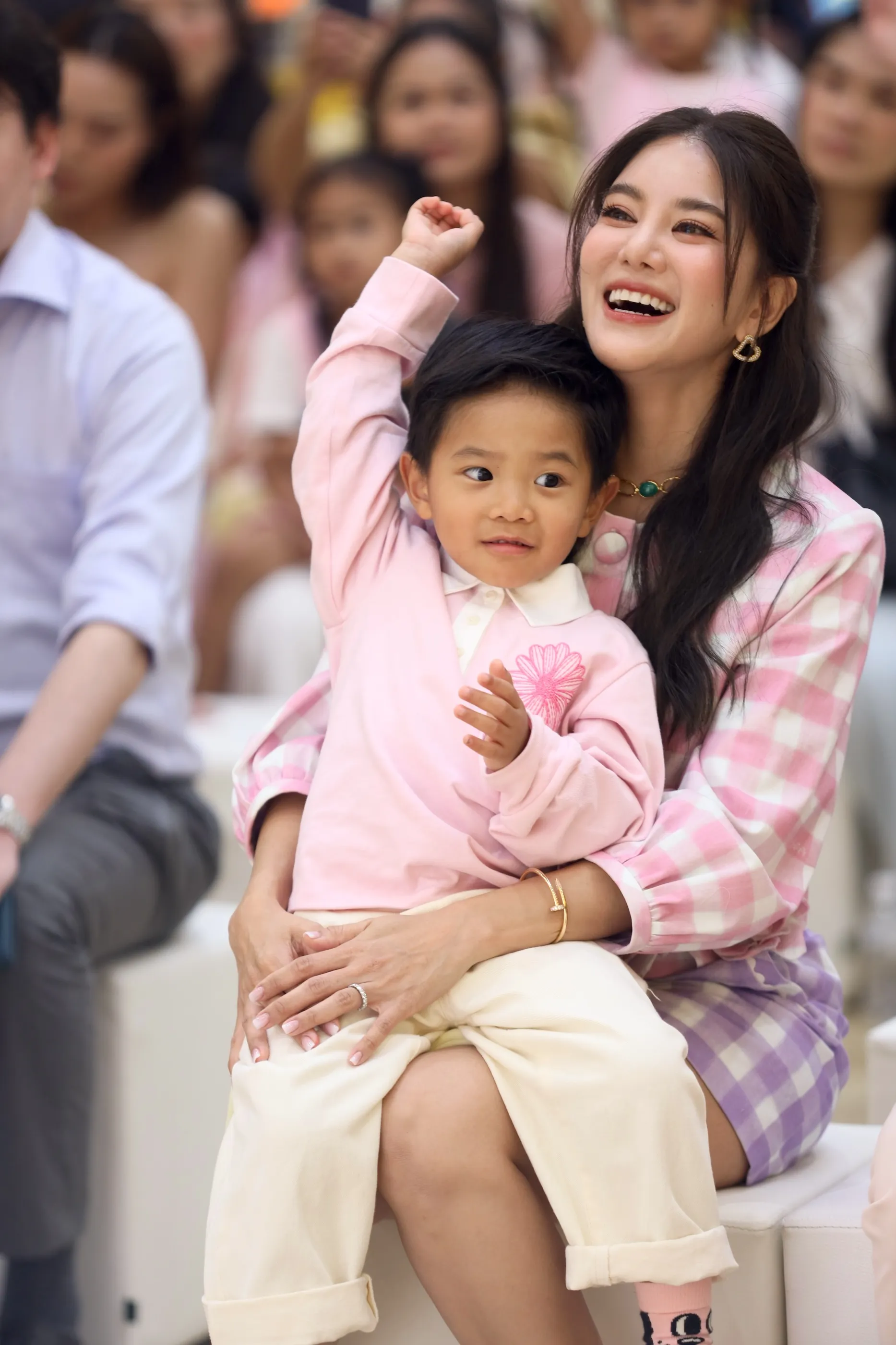 นมผงรูปแบบก้อนพลิกเกม นมผงเด็ก 1-3 ปี เมจิ EZcube ชิงจังหวะแม่ยุคใหม่