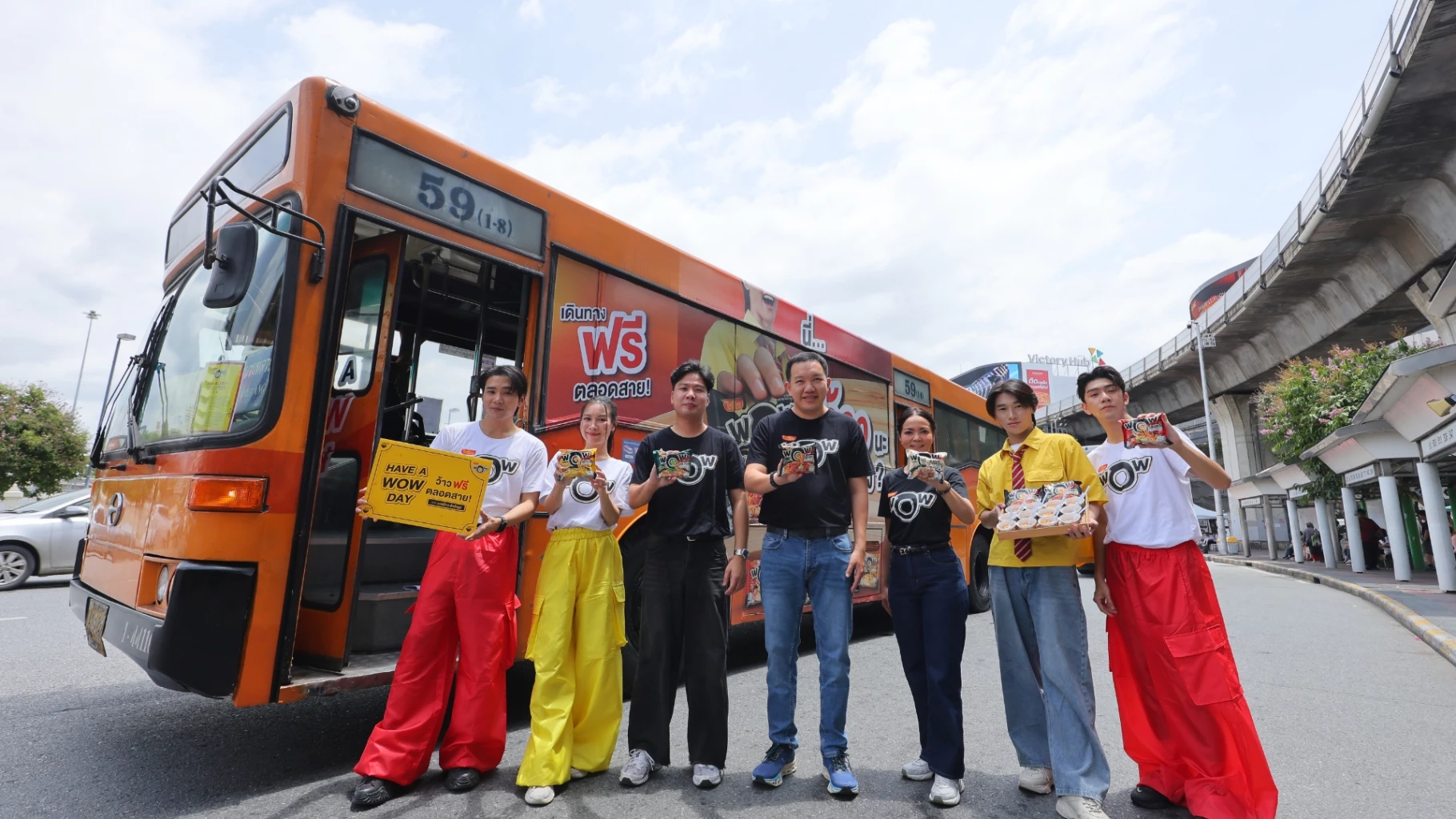 เมื่อรถเมล์กลายเป็นสนามเด็กเล่นแบรนด์ การตลาดเชิงประสบการณ์บนท้องถนน