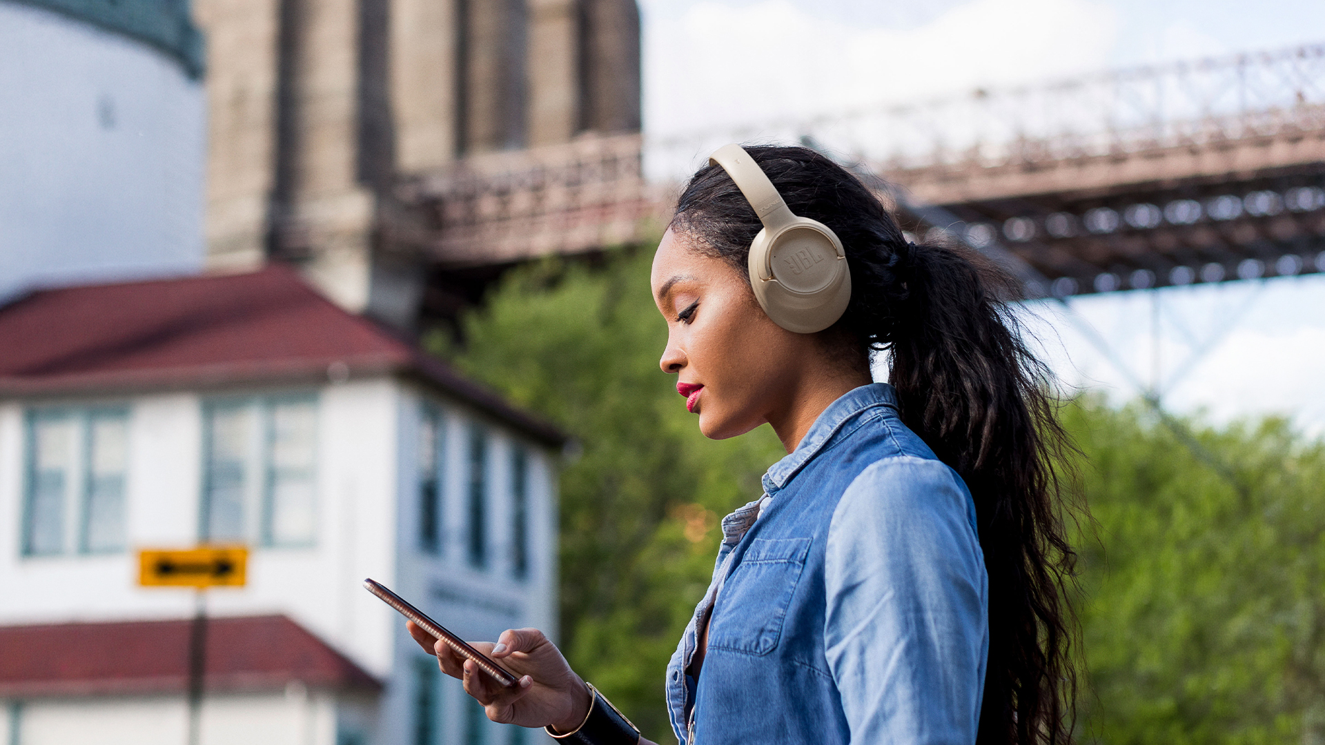 ดีลหูฟังไร้สายแบรนด์ดัง ลดหนักทั้ง JBL Nothing และ Sony