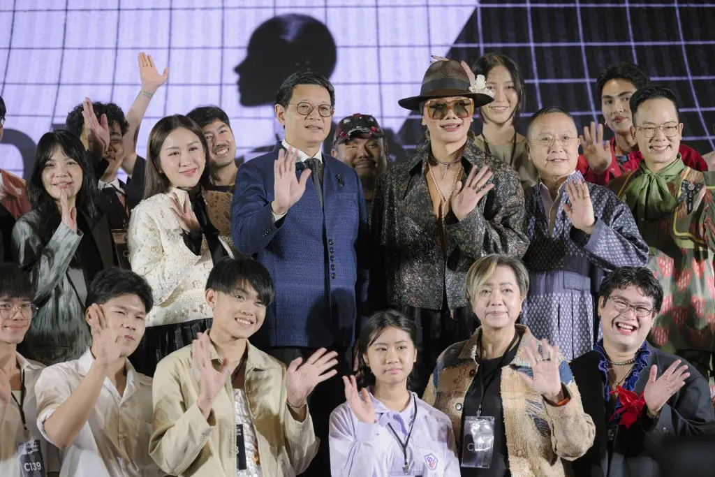 Young Designer ปลุกผ้าไทยออกแบบสู่เวทีแฟชั่นสากล