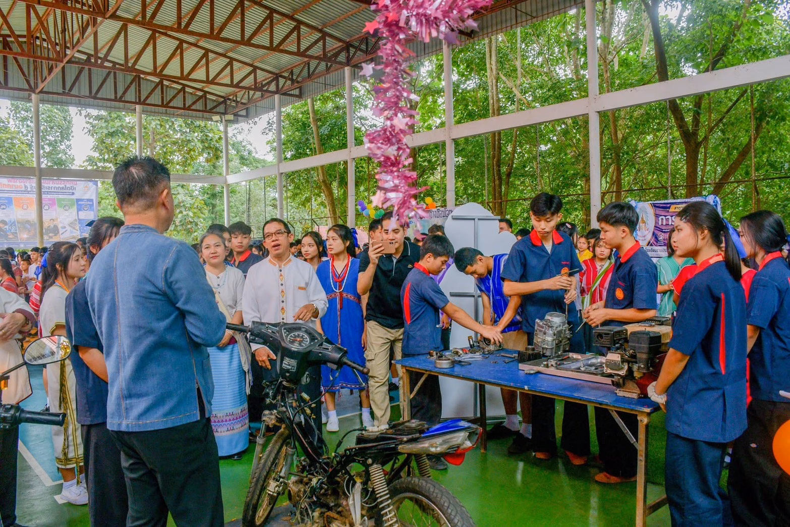 ตลาดนัดเด็กและมหกรรมอาชีพ ห้องเรียนธุรกิจชีวิตที่โรงเรียนขาดไป