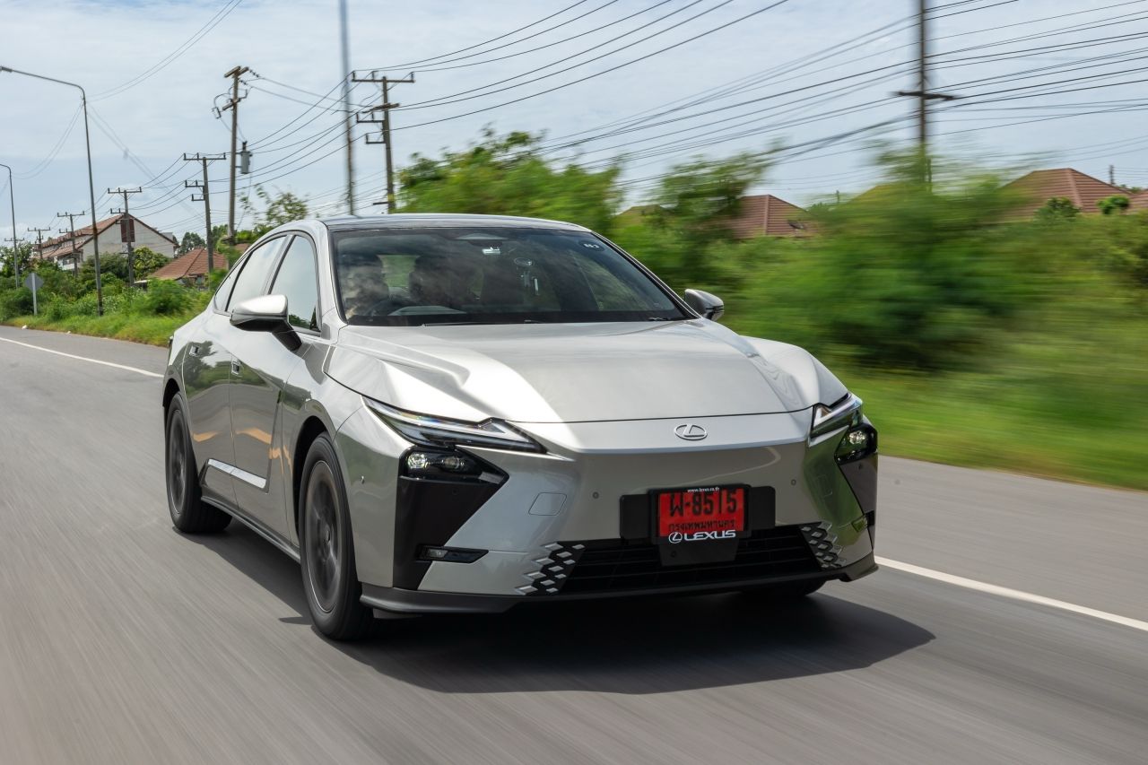 รีวิวลองขับ Lexus ES 350e ไฮบริด ซีดานหรูไฟฟ้าอารมณ์สปอร์ต