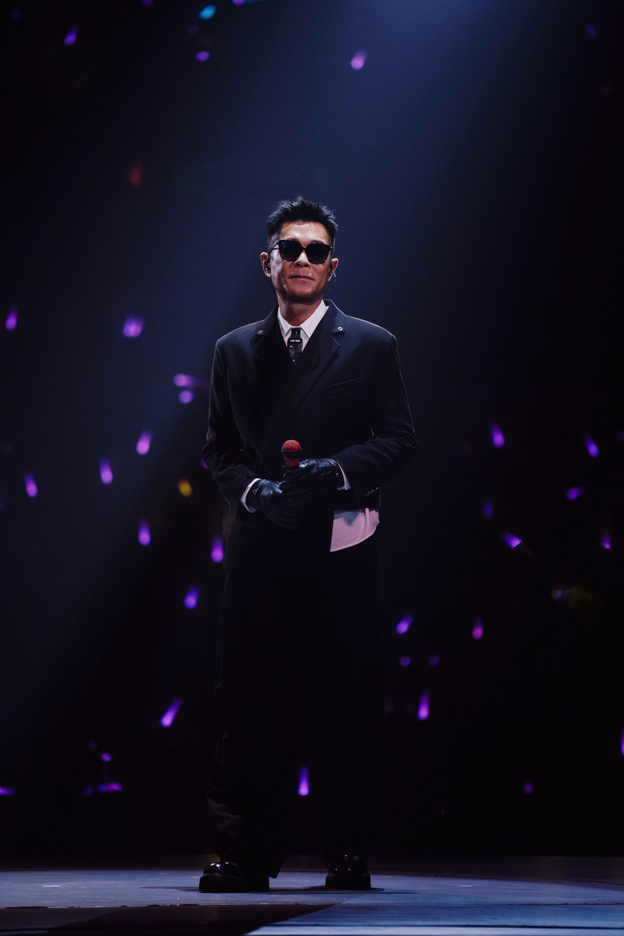 ดีไซเนอร์คัสตอมสูทของแจ็คสัน หวัง ที่เปลี่ยนเวทีคอนเสิร์ตกู่เทียนเล่อให้กลายเป็นซูเปอร์สตาร์แฟชั่นโมเมนต์