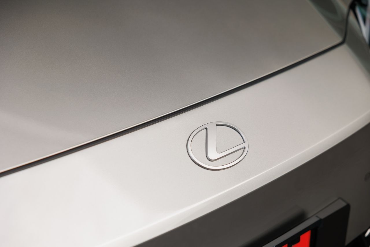 รีวิวลองขับ Lexus ES 350e ไฮบริด ซีดานหรูไฟฟ้าอารมณ์สปอร์ต