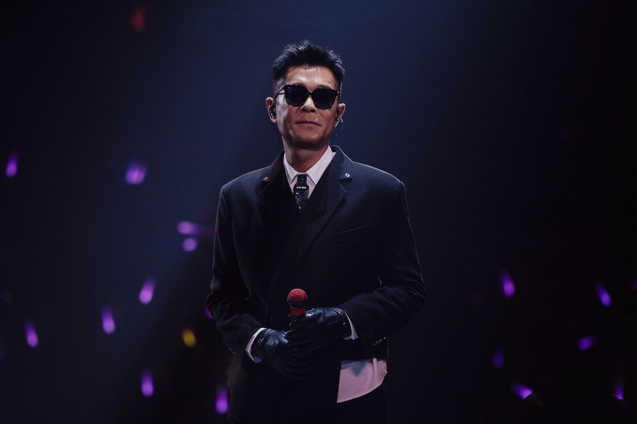 ชุดสูทดีไซเนอร์ที่เปลี่ยนเวทีคอนเสิร์ตกู่เทียนเล่อให้กลายเป็นโมเมนต์แฟชั่นระดับโลก